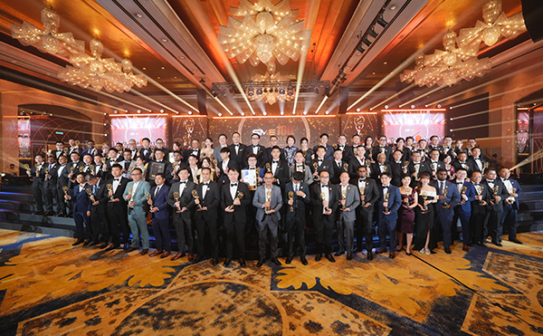 日联科技海外子公司马来西亚Ray Tech登榜 SME100「高速成长企业奖」日联科技海外全资子公司马来西亚Ray Tech (Malaysia) Sdn Bhd入选2025年度马来西亚SME100 Award,Fast Moving Companies「高速成长企业奖」榜单 。 这一荣誉标志着公司的创新能力与综合实力已经在东南亚企业界获得权威认可。 *SME100 Awards是东南亚地区权威的企业成长风向标，由马来西亚财政部引荐，联合国家公信局等权威机构创办，以严苛的量化与质化评估体系，综合审视企业的成长绩效、创新能力、治理水平及社会贡献。  【活动现场】 （领奖图片） Ray Tech董事兼营运经理 Alan Boon 领奖 这一奖项不仅是Ray Tech高速成长与行业竞争力的彰显，更是业界对日联出海东南亚发展成果的肯定。  打造马来西亚高端智造检测标杆 Ray Tech (Malaysia) Sdn Bhd是日联科技在海外打造的第一个综合型基地，集研发、生产与技术服务于一体，构建了全方位、一站式的技术支持体系，为东南亚制造业提供专业、系统的本土化智能检测解决方案。