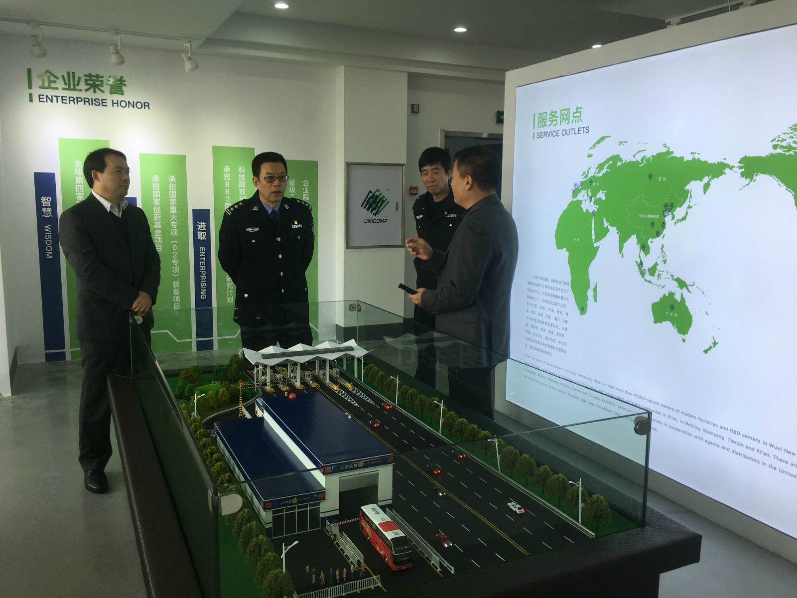 热烈欢迎新吴区副区长、区公安局长丁旭东莅临日联科技参观调研！