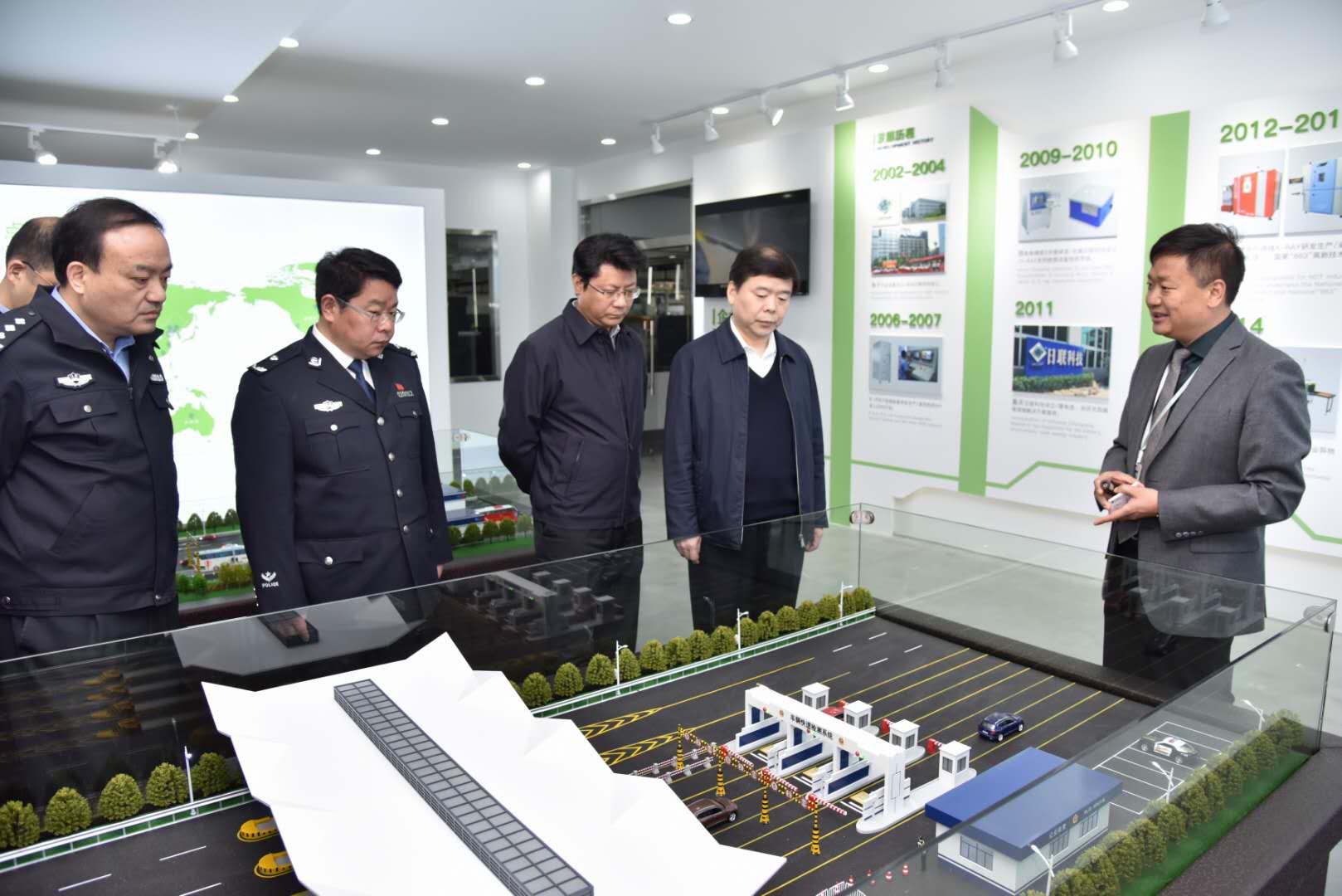 热烈欢迎无锡市领导谢晓军携队莅临日联科技指导工作！