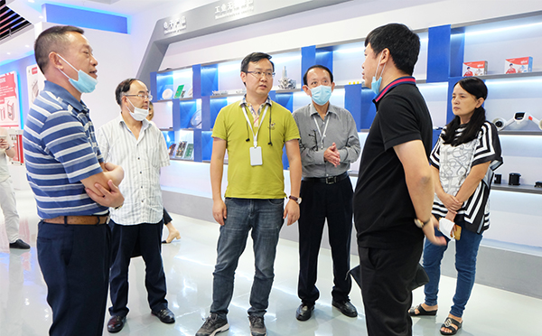 重庆市北碚区一行领导对日联科技总部进行参观调研 重庆市北碚区一行领导对日联科技总部进行参观调研