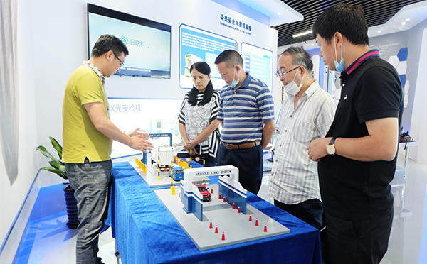 重庆市北碚区一行领导对日联科技总部进行参观调研 重庆市北碚区一行领导对日联科技总部进行参观调研