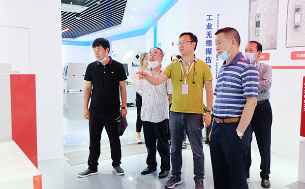 重庆市北碚区一行领导对日联科技总部进行参观调研 重庆市北碚区一行领导对日联科技总部进行参观调研